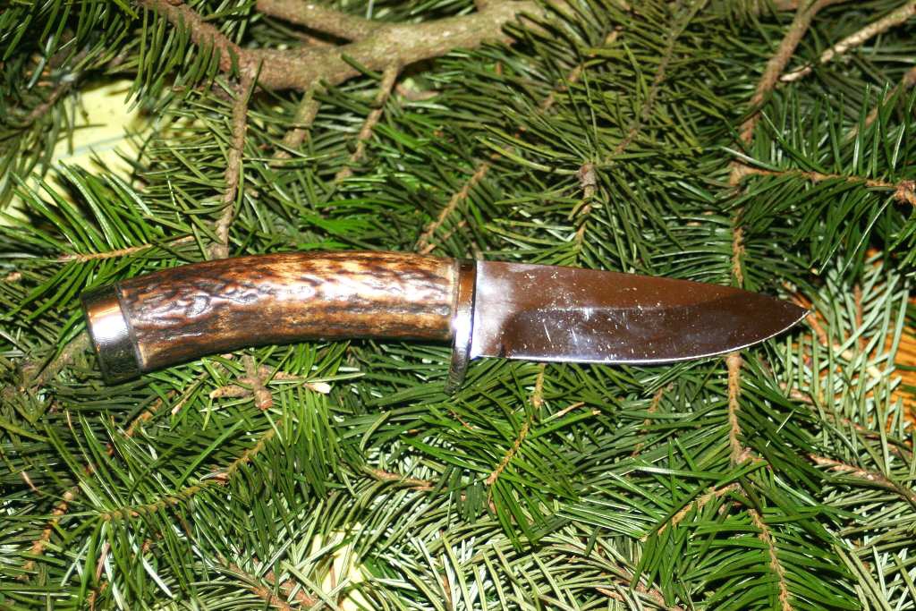 Otevřený nůž s čepelí a trnem z tordované damascenské oceli