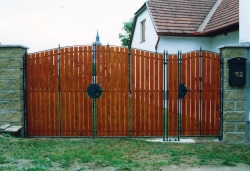 Kovaná brána v kombinaci se dřevem